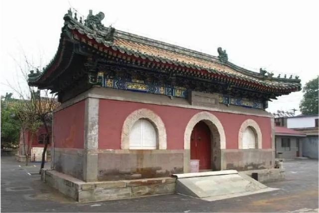 ���E����